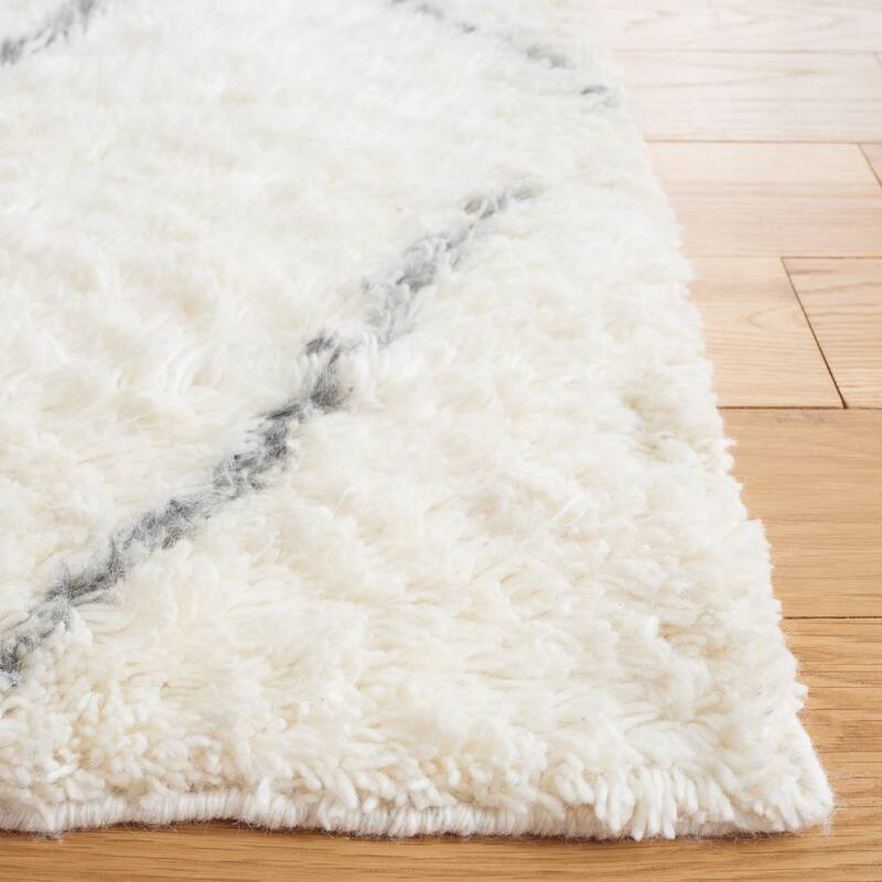 SAFAVIEH Handmade Kenya Gunel Moroccan Boho Wool Rug