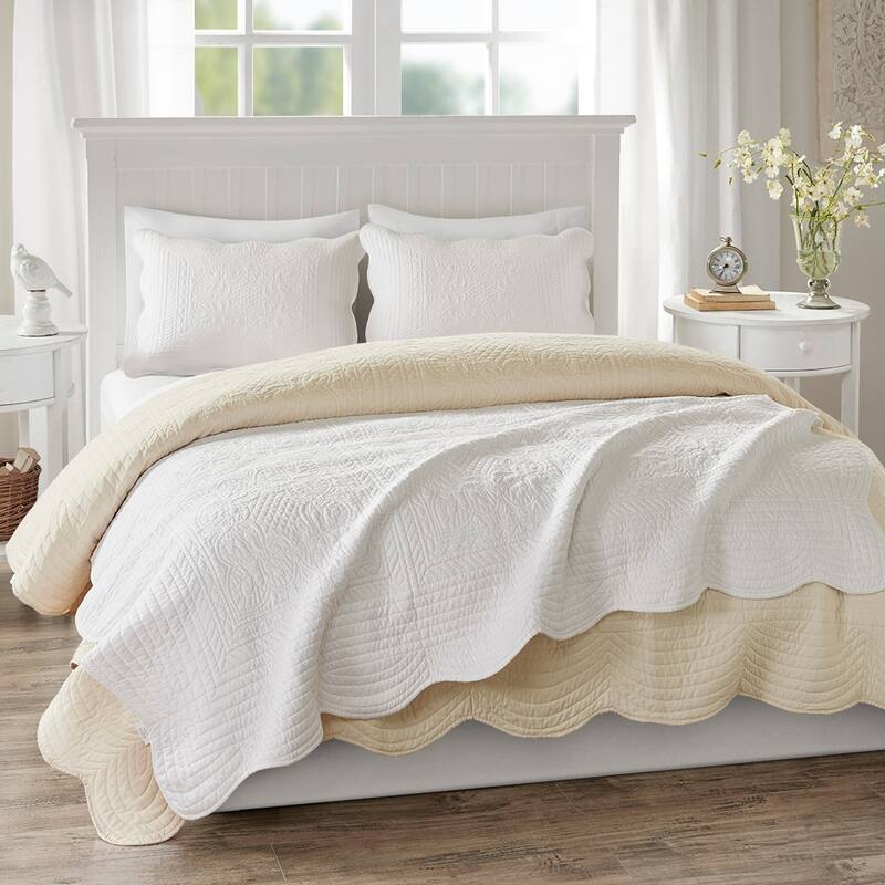 Madison Park Tuscany Oversized Quilted Throw with Scalloped Edges - White