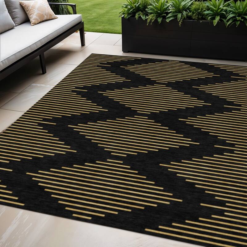 HomeRoots Geometric Transitional Rectangle Outdoor Rug - 5' X 8'