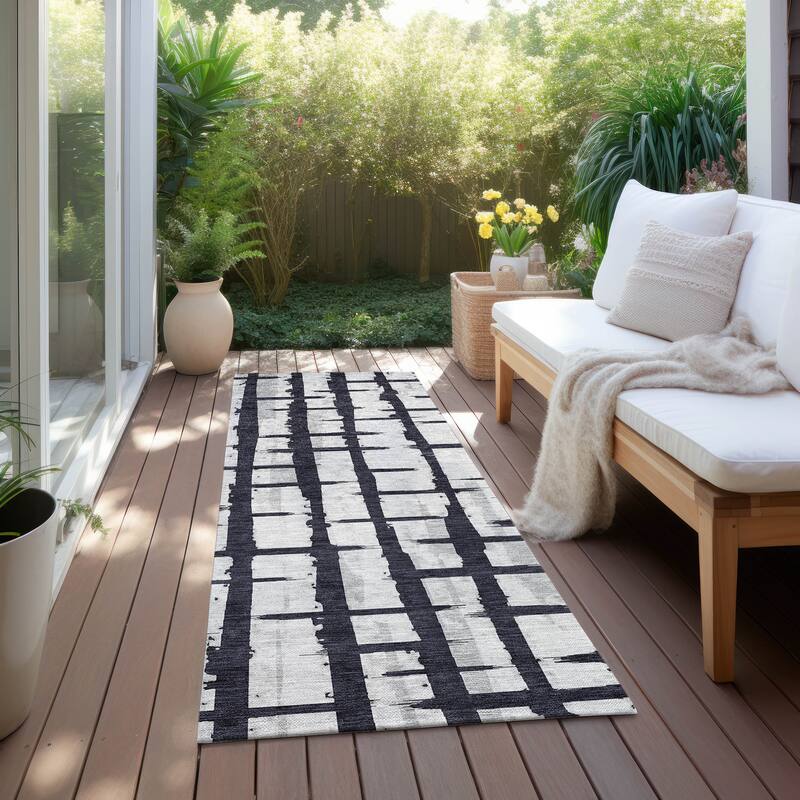 Machine Washable Indoor/ Outdoor Chantille Contemporary Rug - Black - 2'3" x 7'6"