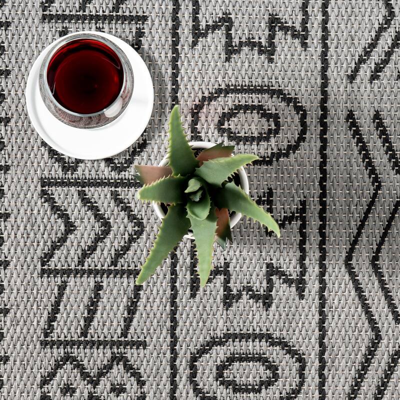 Nuloom Indoor/Outdoor Transitional Tribal Aztec Geometric Area Rug