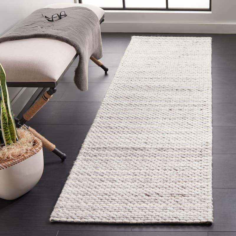 SAFAVIEH Handmade Marbella Sabire Modern Wool Rug - 2'3" x 8' Runner - Light Grey/Ivory