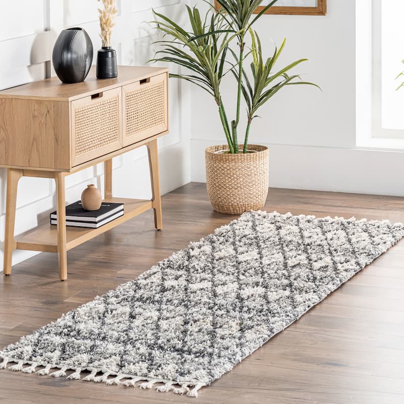 Nuloom Yani Soft & Cozy Diamond Shag Tassel Area Rug