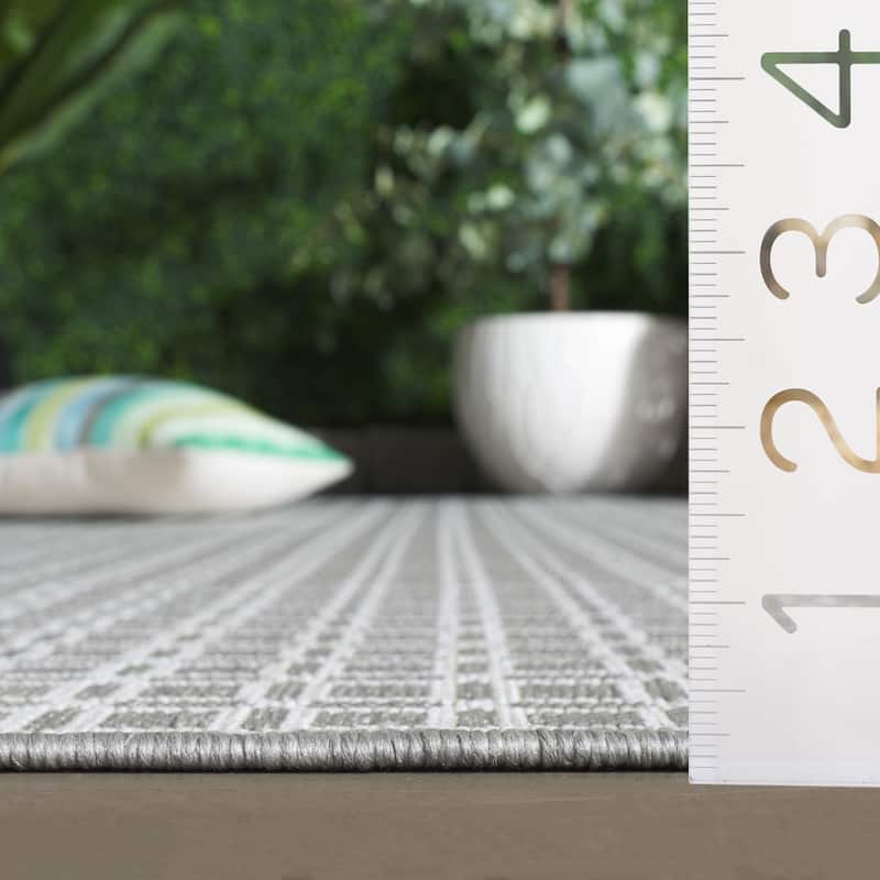 SAFAVIEH Terrace Ganit Indoor/Outdoor Washable Backyard Patio Rug