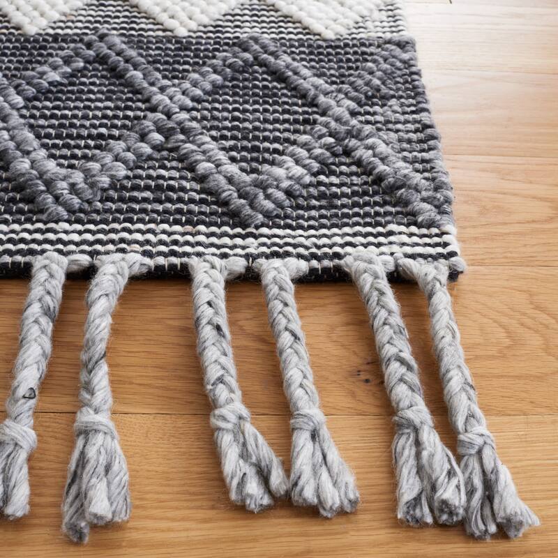 SAFAVIEH Handmade Natura Bilyana Wool Braided Tassel Rug