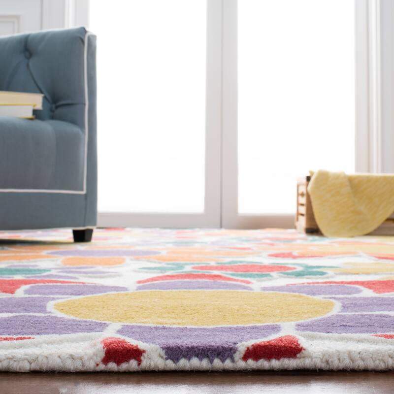 SAFAVIEH Handmade Kids Khadijah Floral Wool Rug