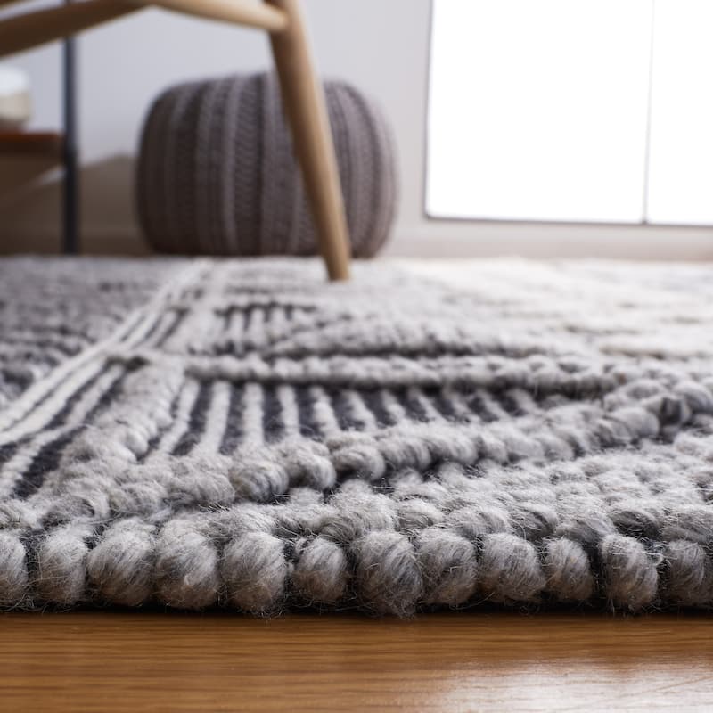 SAFAVIEH Handmade Natura Bilyana Wool Braided Tassel Rug