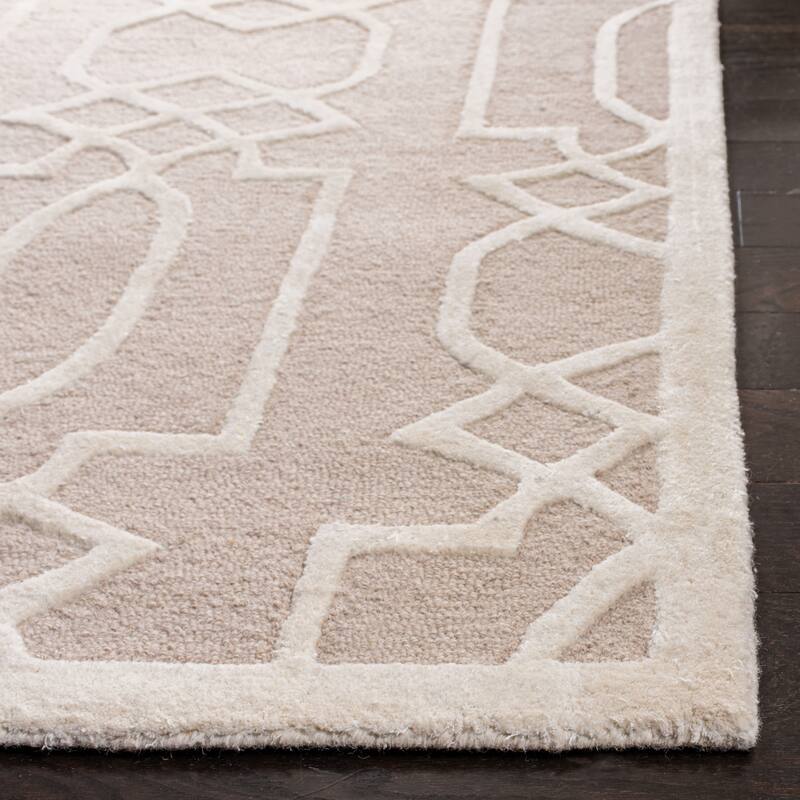 SAFAVIEH Handmade Bella Sakurako Modern Floral Wool Rug