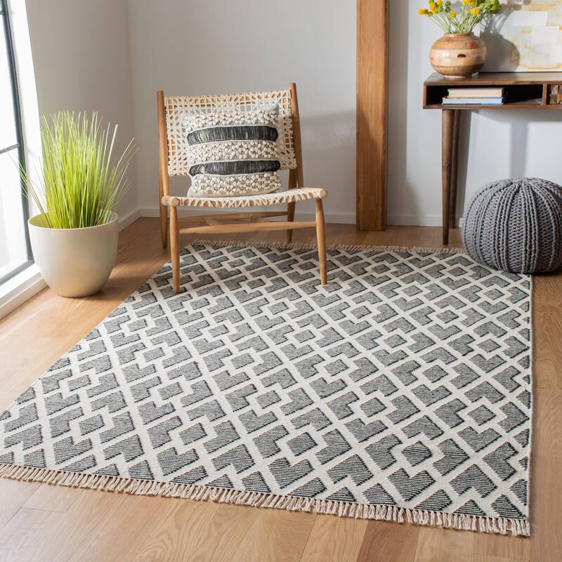 SAFAVIEH Kilim Nigjare Transitional Wool Rug - 4' x 6' - Black/Cream