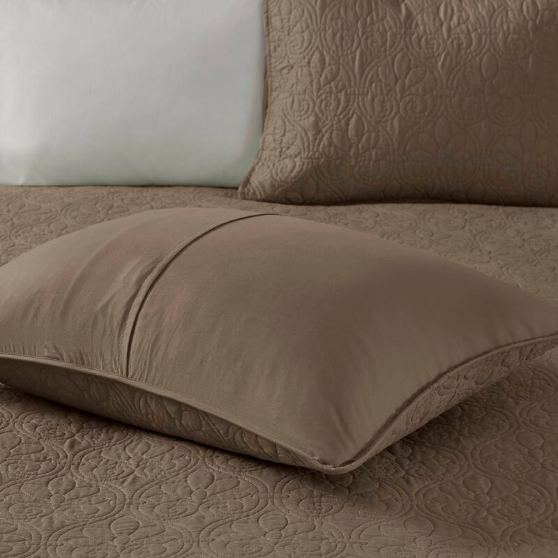 Madison Park Mansfield Reversible Oversized 3-piece Solid Texture Bedspread Quilt Set with Matching Shams