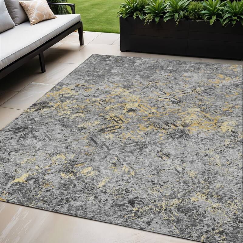 HomeRoots Geometric Transitional Rectangle Outdoor Rug - 5' X 8'