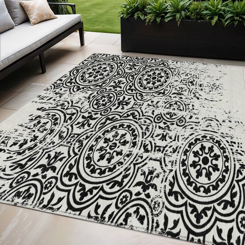 HomeRoots Medallion Transitional Rectangle Outdoor Rug - 5' X 8'