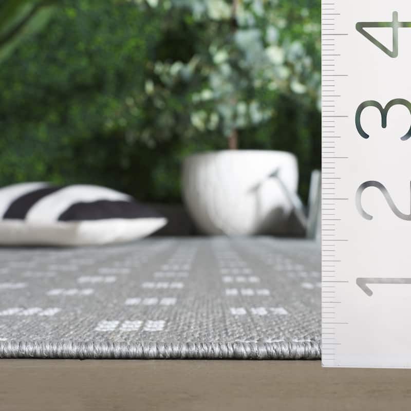 SAFAVIEH Terrace Soazig Indoor/Outdoor Washable Backyard Patio Rug