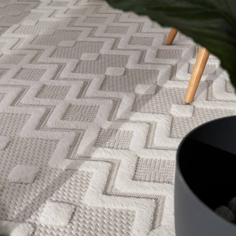 Indoor & Outdoor Rug With Geometric Trellis High-Low Pattern