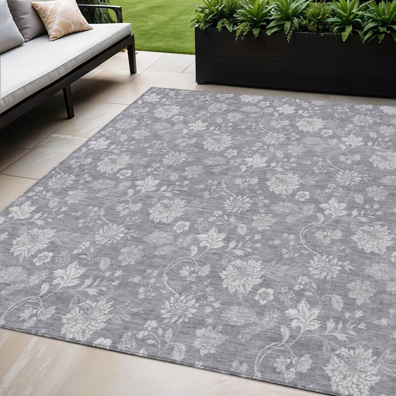 HomeRoots Floral Transitional Rectangle Outdoor Rug - 5' X 8'