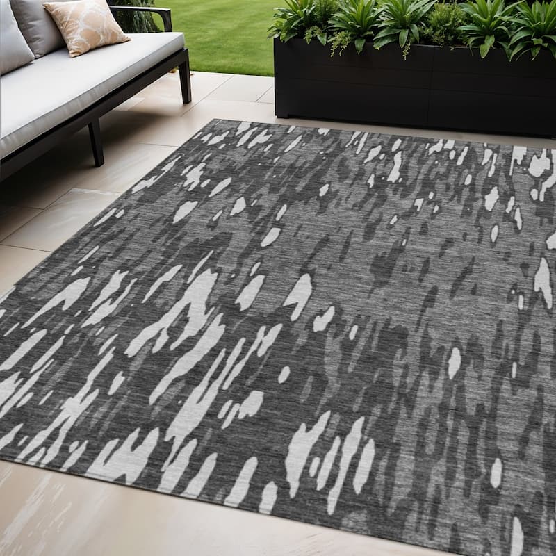 HomeRoots Abstract Transitional Rectangle Outdoor Rug - 5' X 8'