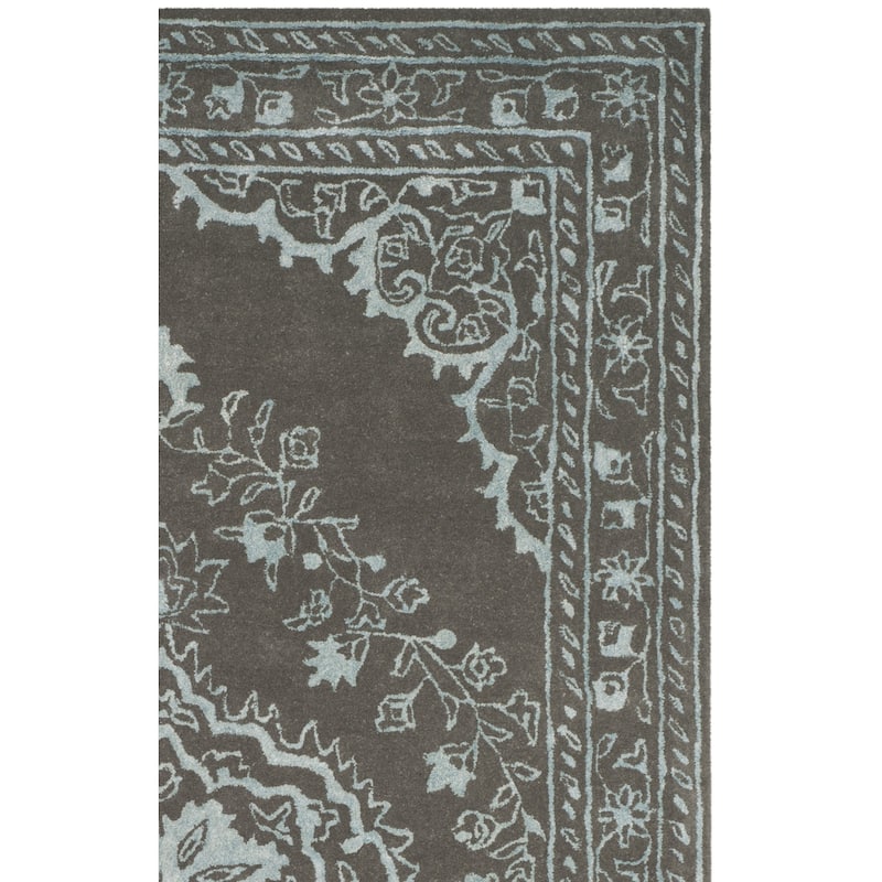 SAFAVIEH Handmade Glamour Gudmundina Modern Viscose Rug