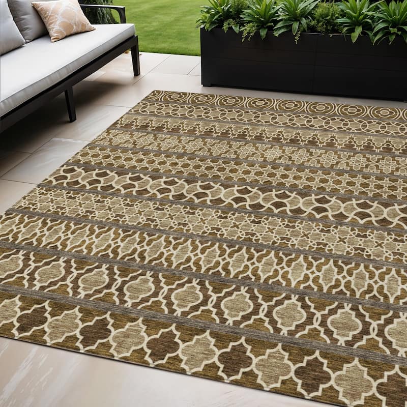 HomeRoots Quatrefoil Transitional Rectangle Outdoor Rug - 5' X 8'
