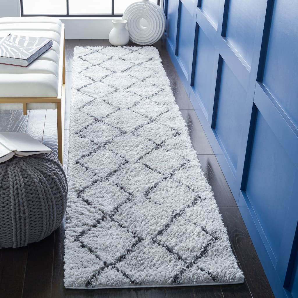 SAFAVIEH August Shag Aculina Trellis 1.26-inch Thick Rug - 2'2" x 9' Runner