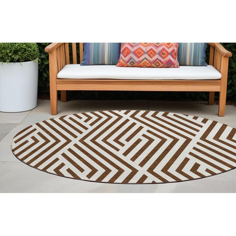 Saro Stylish Geometric Weather Resistant Classic Meets Modern Outdoor Rug
