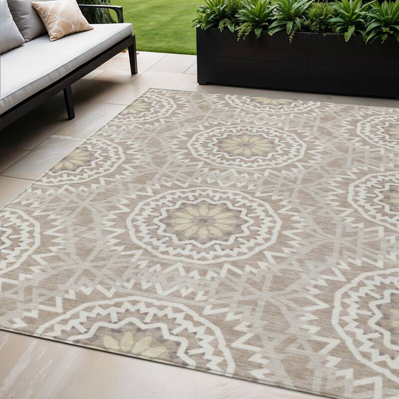 HomeRoots Floral Medallion Transitional Rectangle Outdoor Rug - 5' X 8'