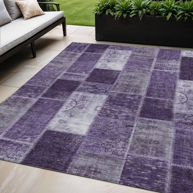 HomeRoots Patchwork Traditional Rectangle Outdoor Rug - 5' X 8'