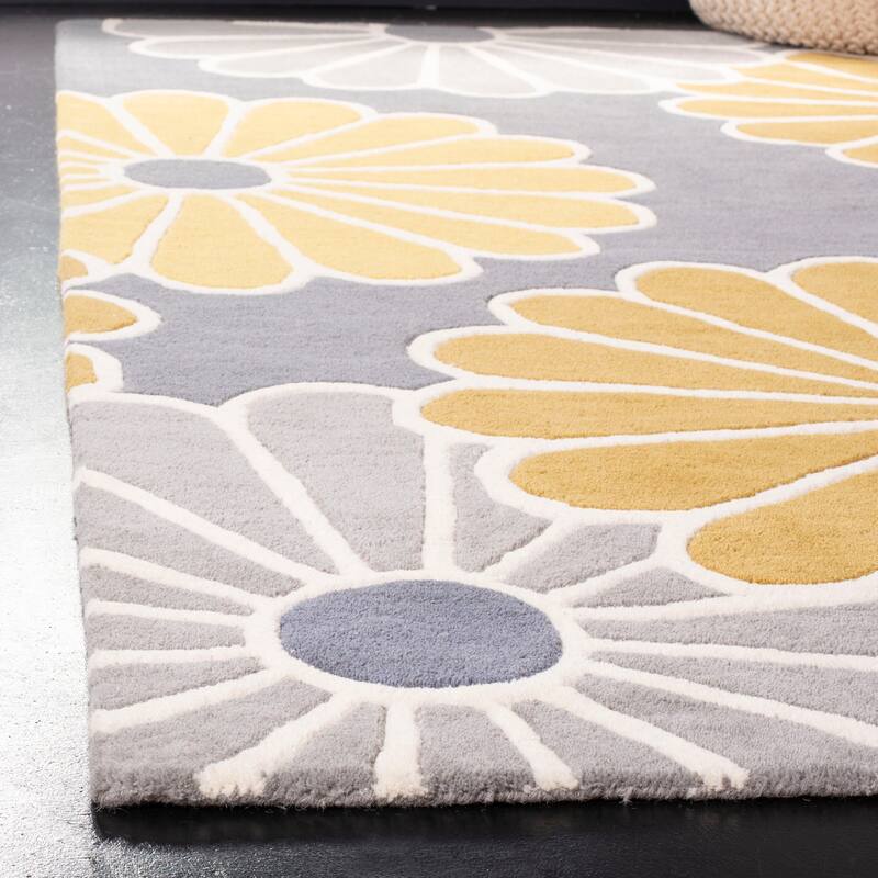 SAFAVIEH Handmade Daisies Grey New Zealand Wool Rug On Sale Bed