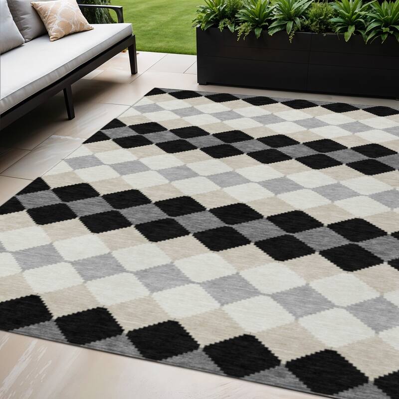 HomeRoots Geometric Transitional Rectangle Outdoor Rug - 5' X 8'