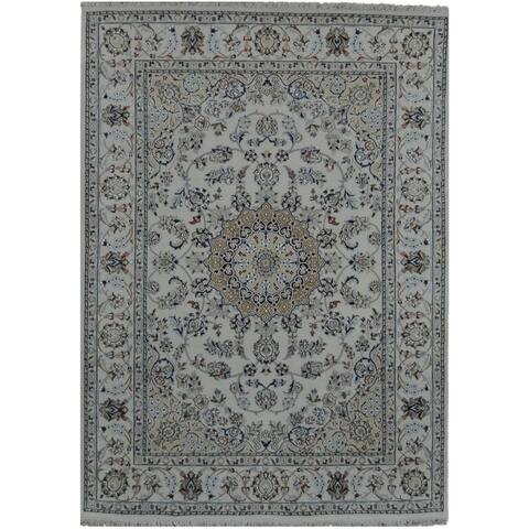 Handmade Persian Design Nain Wool & Silk Rug (India) - 4'10 x 6'9