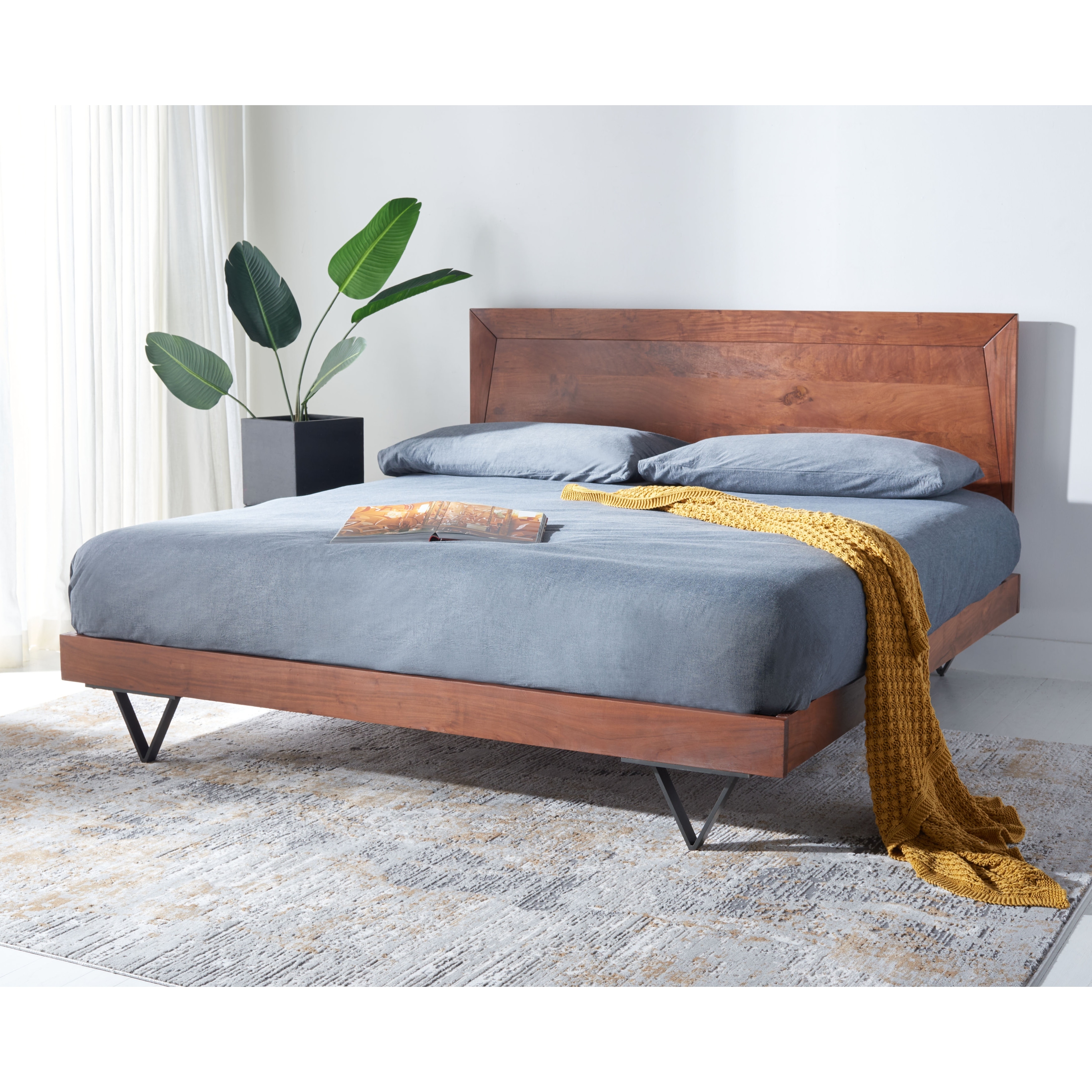 SAFAVIEH Couture Madyson Hairpin Leg Bed
