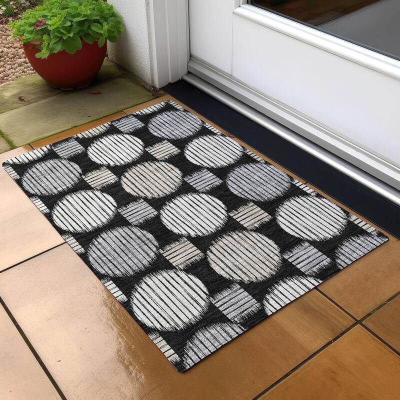 Machine Washable Indoor/ Outdoor Chantille Contemporary Dotty Rug - Black - 1'8" x 2'6"
