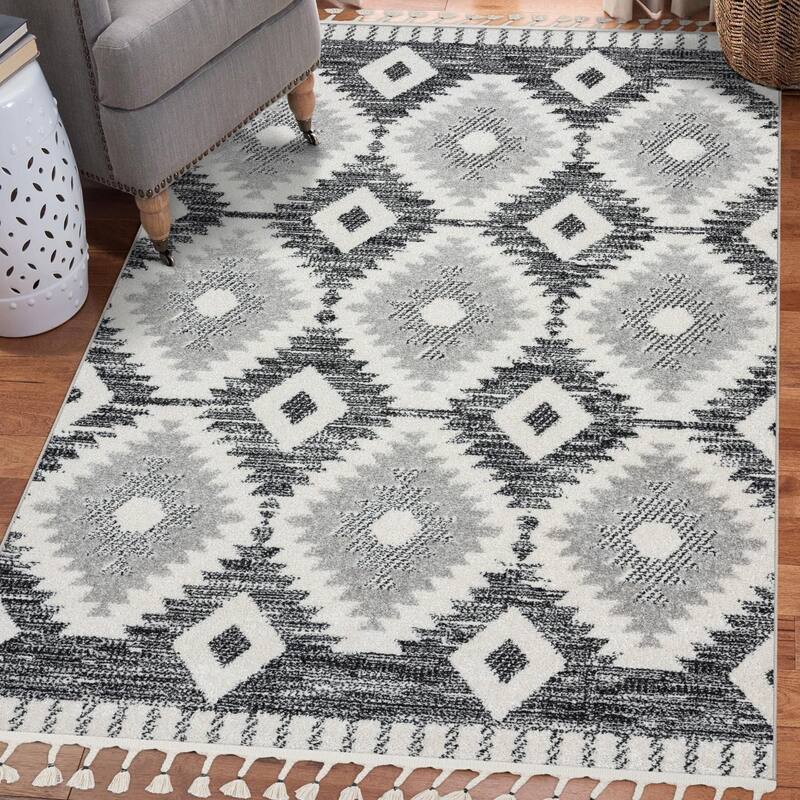 Luxe Weavers Moroccan Geometric Diamond Area Rug, Indoor Carpet with Fringes - 6' x 9' - Black