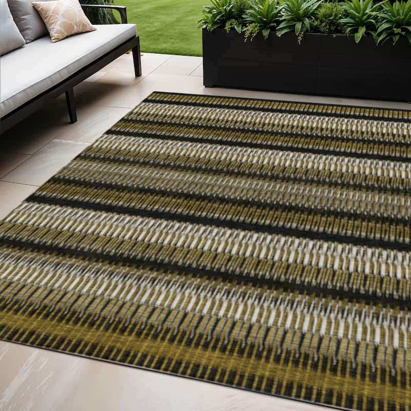 HomeRoots Striped Transitional Rectangle Outdoor Rug - 5' X 8'