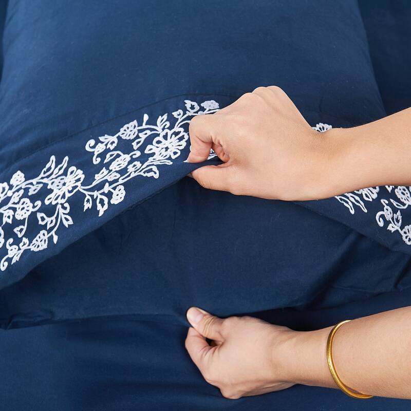 Serenta 4-piece Luxury Embroidered Bed Sheet Set