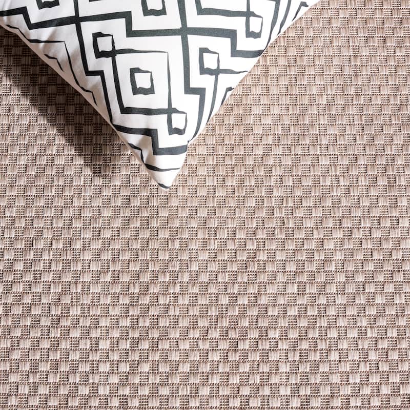 SAFAVIEH Courtyard Vickie Indoor/Outdoor Waterproof Patio Backyard Rug