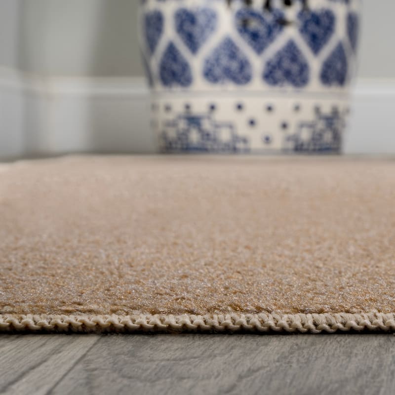 JONATHAN Y Fawning Classic Solid Low-Pile Machine-Washable Terra Area Rug