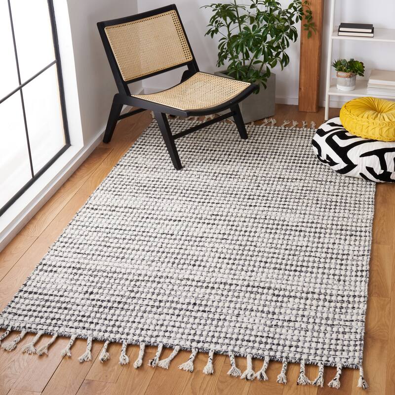SAFAVIEH Handmade Casablanca Shag Ritsuko Wool Tassel Rug - 4' x 6' - Black/Ivory