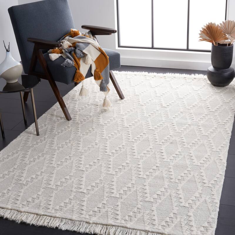 SAFAVIEH Handmade Marbella Gully Trellis Fringe Wool Rug - 5' x 8' - Ivory