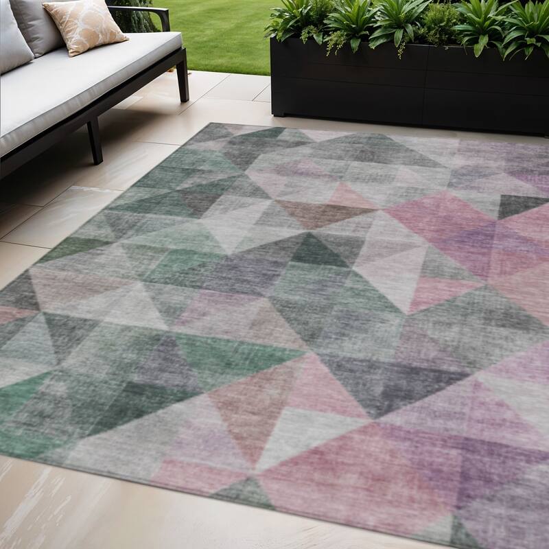 HomeRoots Geometric Transitional Rectangle Outdoor Rug - 5' X 8'
