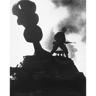 Vietnam War Howitzer. /Na Paratrooper Of The 173Rd Airborne Brigade ...