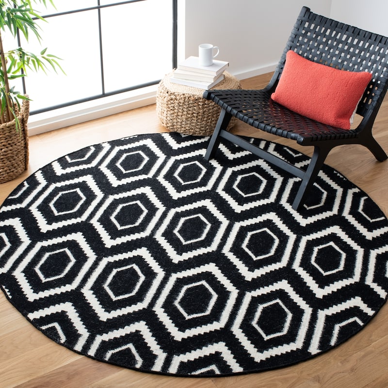 SAFAVIEH Handmade Flatweave Dhurries Roya Modern Moroccan Wool Rug - 6' Round - Black/Ivory