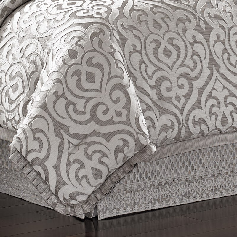 J. Queen New York Luxembourg 4-piece Silver Damask Comforter Set - King
