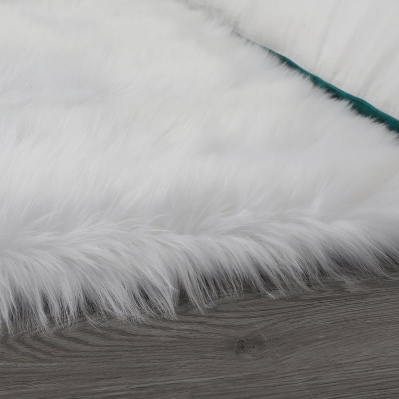 84 in L Ultra Soft Fluffy Faux Fur Sheepskin Area Rug - 6' x 7'