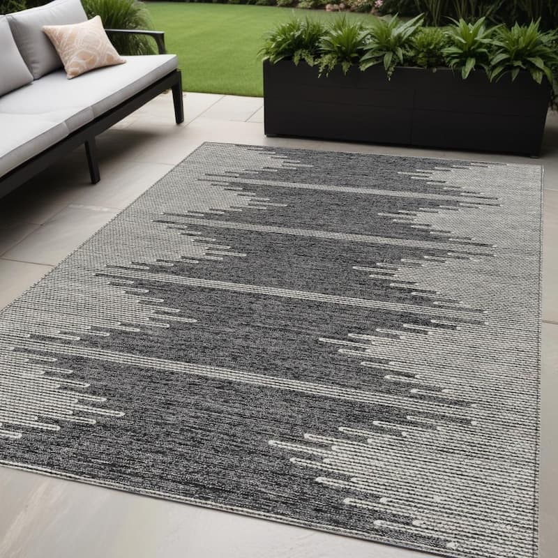 HomeRoots Abstract Transitional Rectangle Outdoor Rug - 5' X 8'