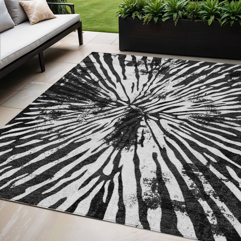 HomeRoots Abstract Transitional Rectangle Outdoor Rug - 5' X 8'