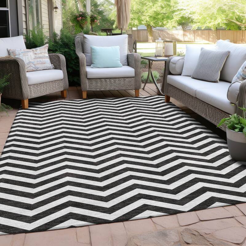 Machine Washable Indoor/ Outdoor Chantille Chevron Stripe Rug - Black - 2'6" x 3'10"