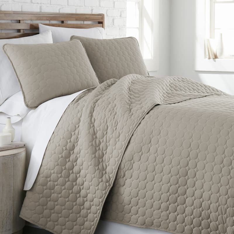 Vilano Ultra-Soft Lightweight 3-piece Quilt and Sham Set - Sandy Taupe - King - Cal King