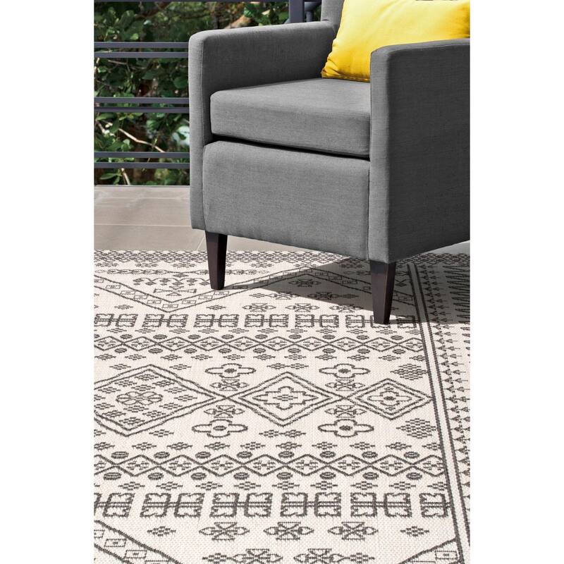 Nuloom Indoor/Outdoor Tribal Inspired Floral Diamonds Area Rug