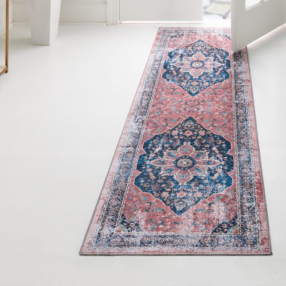 Traditional Tira Collection Area Rug