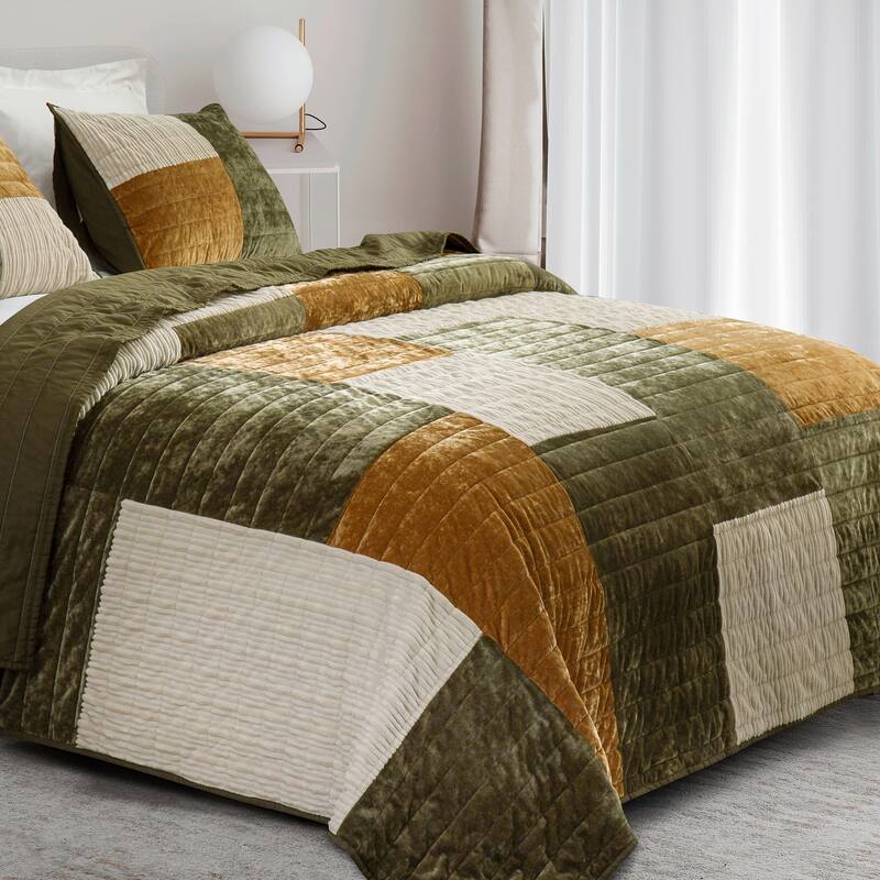Wonderful Velvet 3 Piece Quilt Set